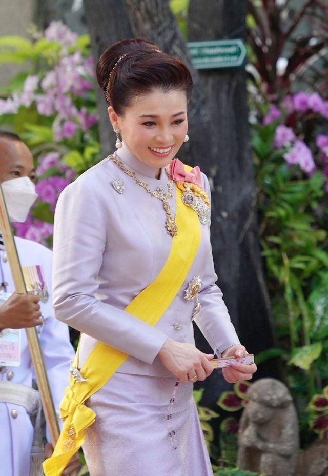 苏提达王后:被泰王独宠16年,穿大红色旗袍惊艳,美貌不输西拉米