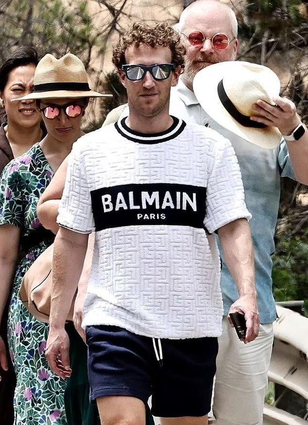 40岁扎克伯格到海岛度假,留络腮胡穿大牌t恤,"越发像贝索斯"