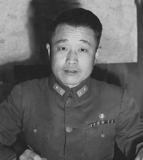 国军将领汤尧被俘后,一脸傲慢指向看管:陈赓呢?怎么不来见老师