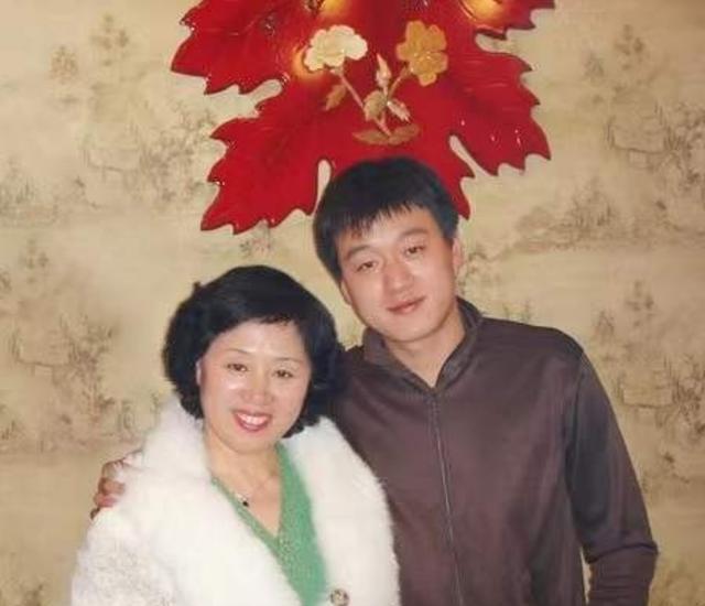 佟大为:娶老师妻子关悦8年生3胎,住2亿四合院,如今生活幸福