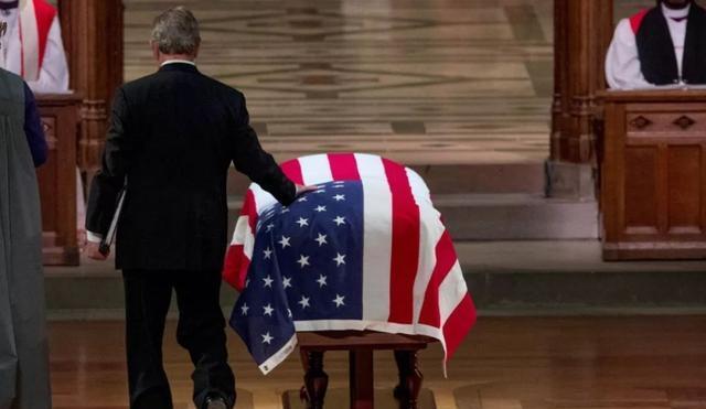 小布什在父亲葬礼上的感人悼词:父亲正抱着妹妹,再次与母亲牵手