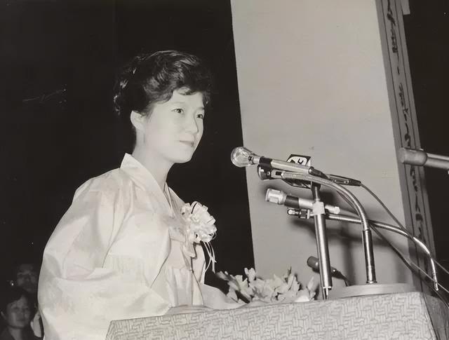 朴槿惠年轻时候美丽知性,是什么青春经历,令她不恋爱不结婚?