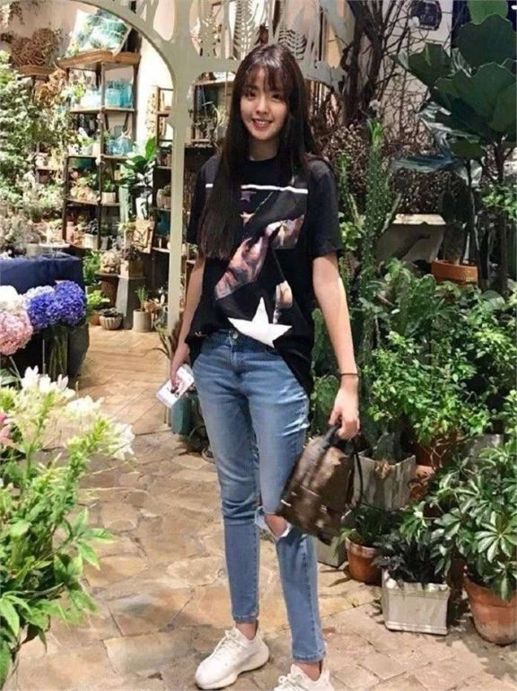 华谊千金王文也近况,发福嘴角泯然路人,表情不屑走在路上无人识