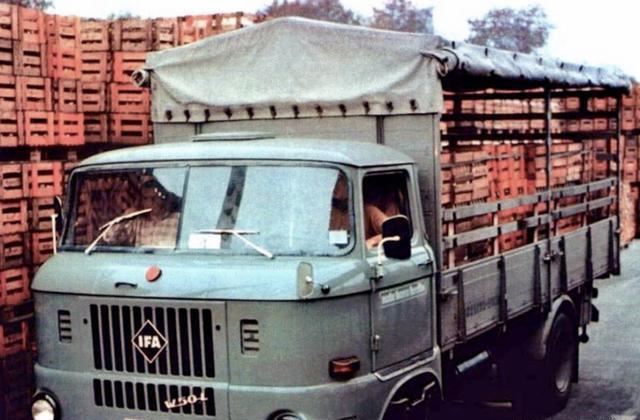 80年代的大卡车,现在见过的没几个,开过的司机年纪都不小了
