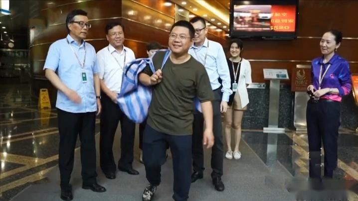 上海富豪王均金:假扮农民工,到工地干活的第一天,竟险些被开除