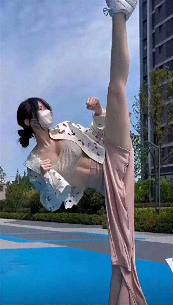 美女在小区内大秀站立一字马,英姿飒爽!太美了!腹肌性感迷人!