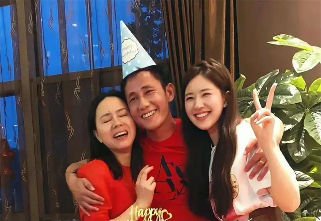 赵露思的全家福曝光!爸爸年轻时撞脸大半娱乐圈,基因太好啦!