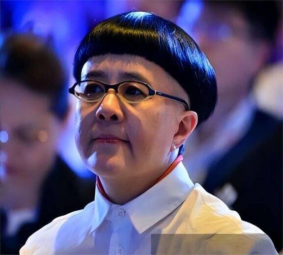 刘纯燕:一路好好走,带火何炅,却因一个发型被说"毁童年"