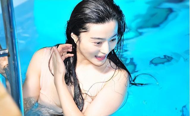 明星也擦边?温碧霞参加酒宴,不穿内衣被布包裹,娜扎露底裤被撇