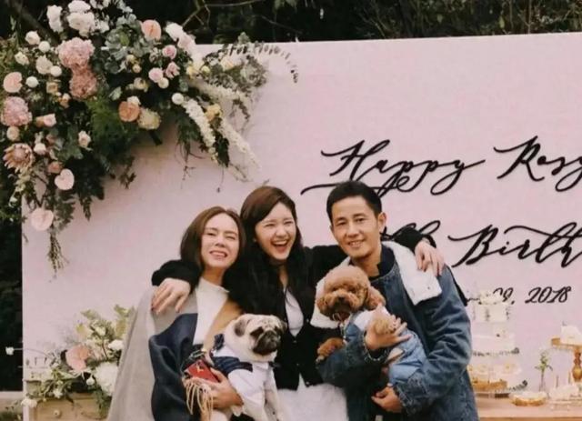 赵露思的全家福曝光!爸爸年轻时撞脸大半娱乐圈,基因太好了