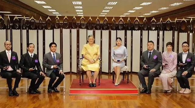 泰国小公主过生日,只有闺蜜给她下跪,国王王后都忽视没背景的她