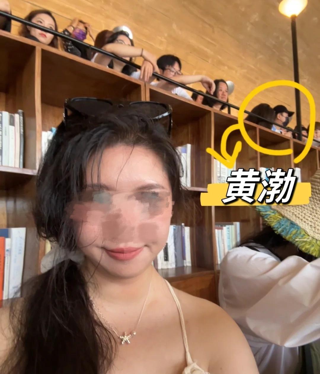 黄渤一家四口阿那亚度假:妻子小欧沉迷手机,大女儿正面似妈妈