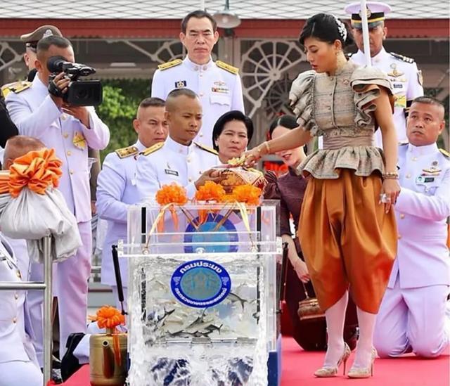 泰国小公主过生日,只有闺蜜给她下跪,国王王后都忽视没背景的她