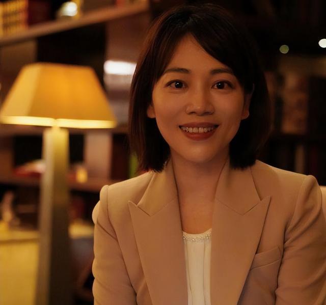 主持人劳春燕和丈夫婚后分居多年,孕期还在主持她过得幸福吗