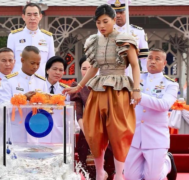 泰国小公主过生日,只有闺蜜给她下跪,国王王后都忽视没背景的她