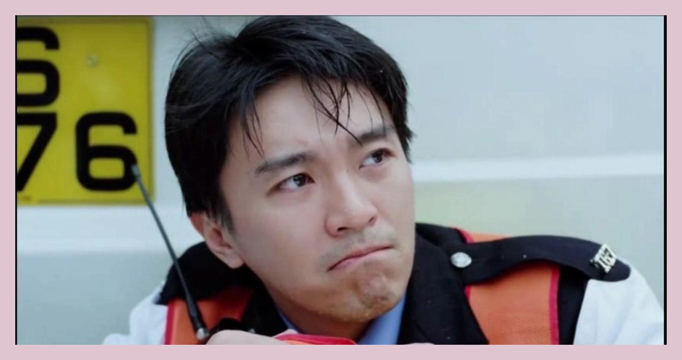 62岁周星驰少见参加私人聚会,甘比搭线合照曝光,头发稀疏全白了