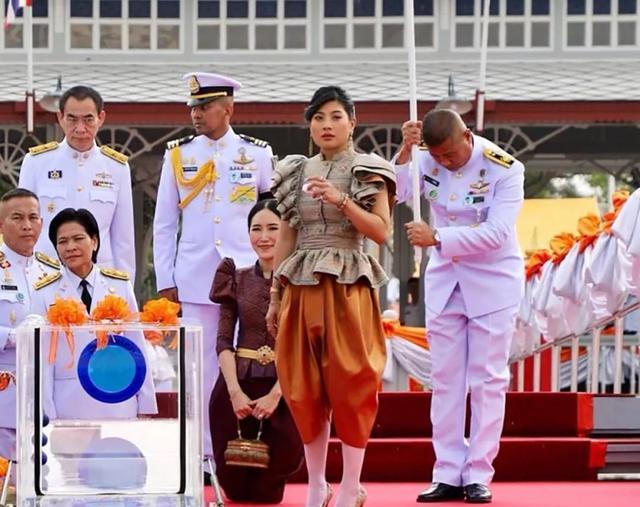 泰国小公主过生日,只有闺蜜给她下跪,国王王后都忽视没背景的她