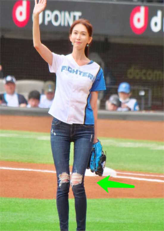 女神林志玲给日本开球,紧身破洞牛仔裤,让她的身材缺陷暴露无遗