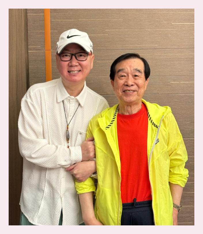 77岁李金斗与75岁石富宽参加酒局,面色红润显年轻,发量让人羡慕