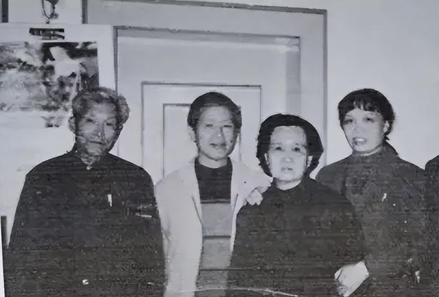 1977年,李敏去江西看姐姐杨月花,两人却不打招呼,贺敏学却笑了