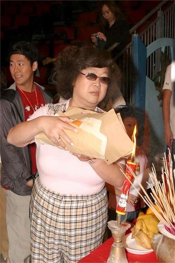 体重200斤却俘获男神郑少秋,真爱还是作秀,肥姐究竟有什么魅力