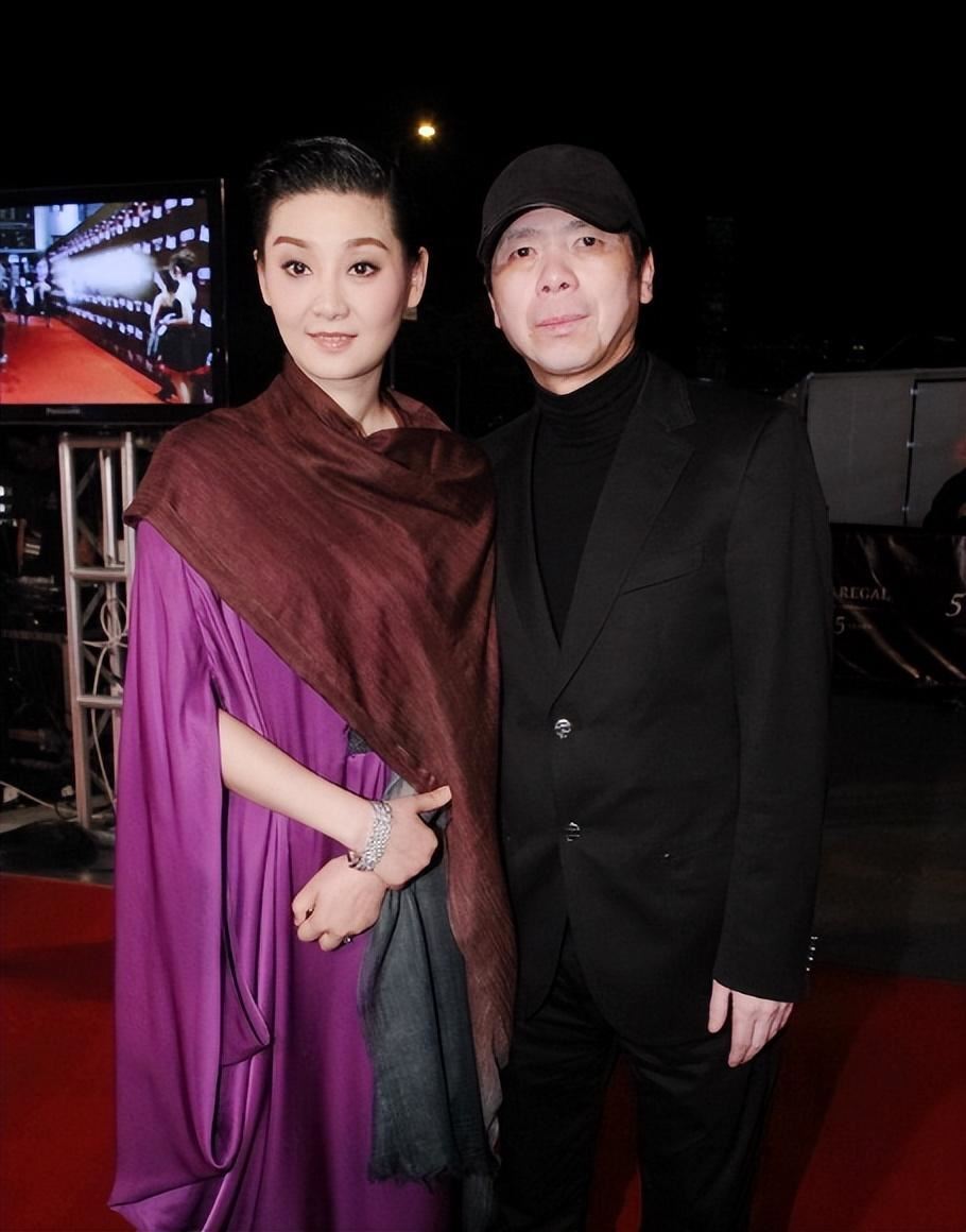 徐帆收养的女孩朵朵,长得好似冯小刚,徐帆也当宝贝一直养着