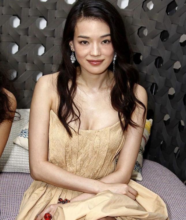 舒淇到底经历了什么?被哥哥张国荣救下后,把1手烂牌打成王炸