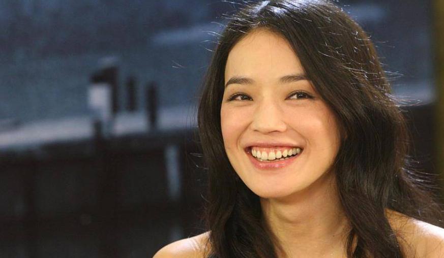 舒淇到底经历了什么?被哥哥张国荣救下后,把1手烂牌打成王炸