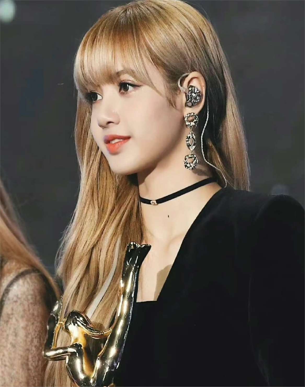 惊吓还是惊艳?lisa新歌变油腻黑皮辣妹,网友:韩妆应该申遗