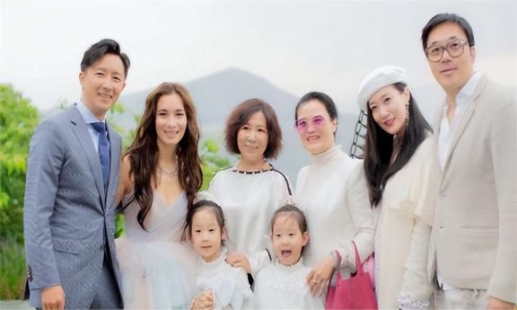 12次登上春晚,6次献唱奥运,嫁给院士邓中翰的谭晶如何了?