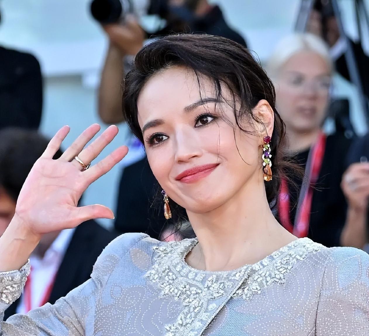 舒淇到底经历了什么?被哥哥张国荣救下后,把1手烂牌打成王炸