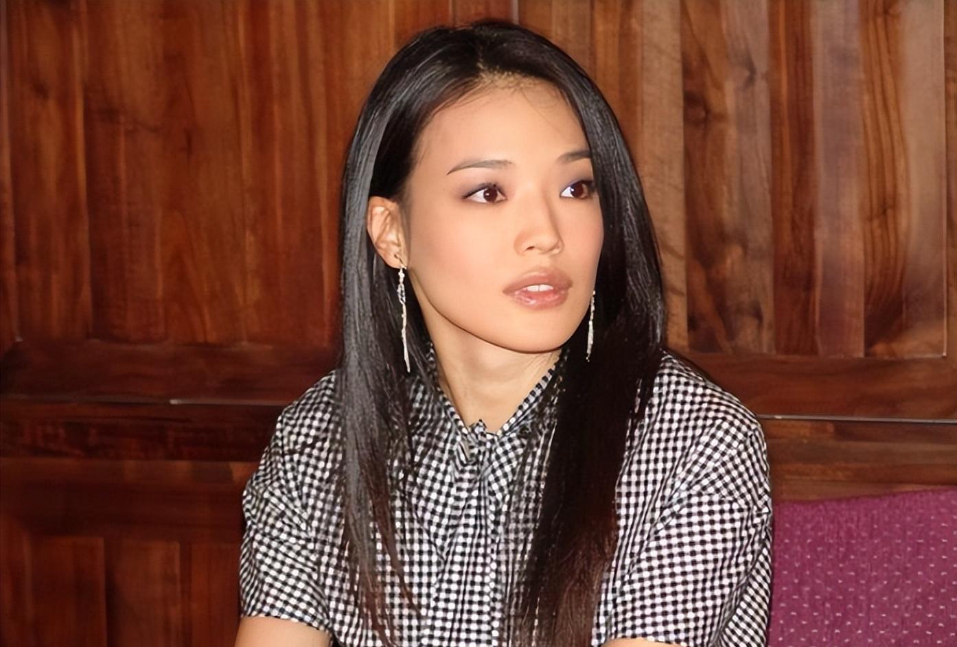 舒淇到底经历了什么?被哥哥张国荣救下后,把1手烂牌打成王炸