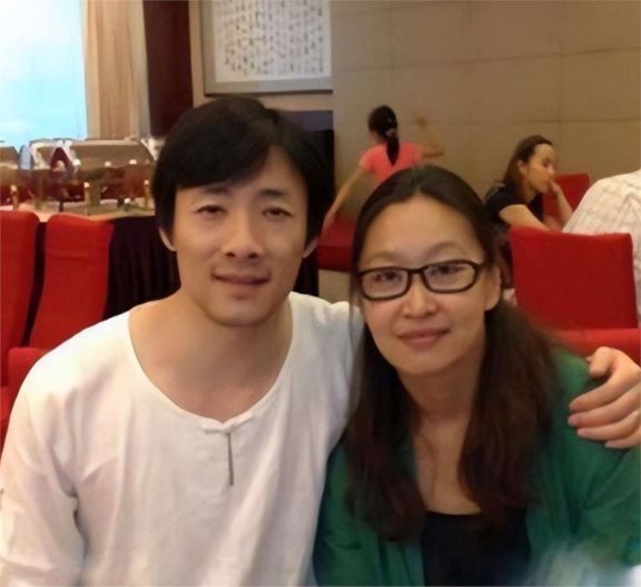 演员祖峰无儿无女,把所有积蓄都交给了妻子,生活悠闲自在又美满