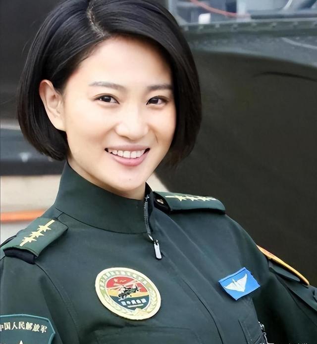 军中之花女兵图片