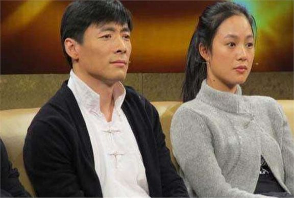 演员祖峰无儿无女,把所有积蓄都交给了妻子,生活悠闲自在又美满
