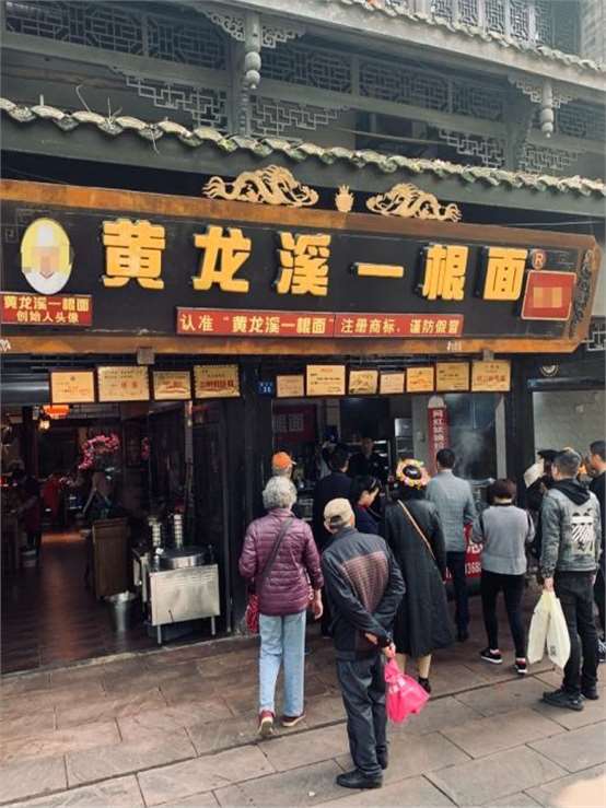 当年一夜爆火的拉面哥,成名后辞职娶漂亮女粉丝,现如今状如何了