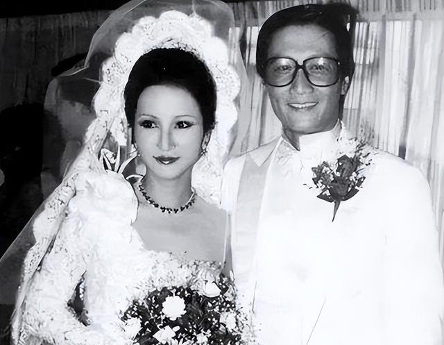 1979年谢贤结婚,一张罕见的老照片,新娘狄波拉颜值高,美艳动人