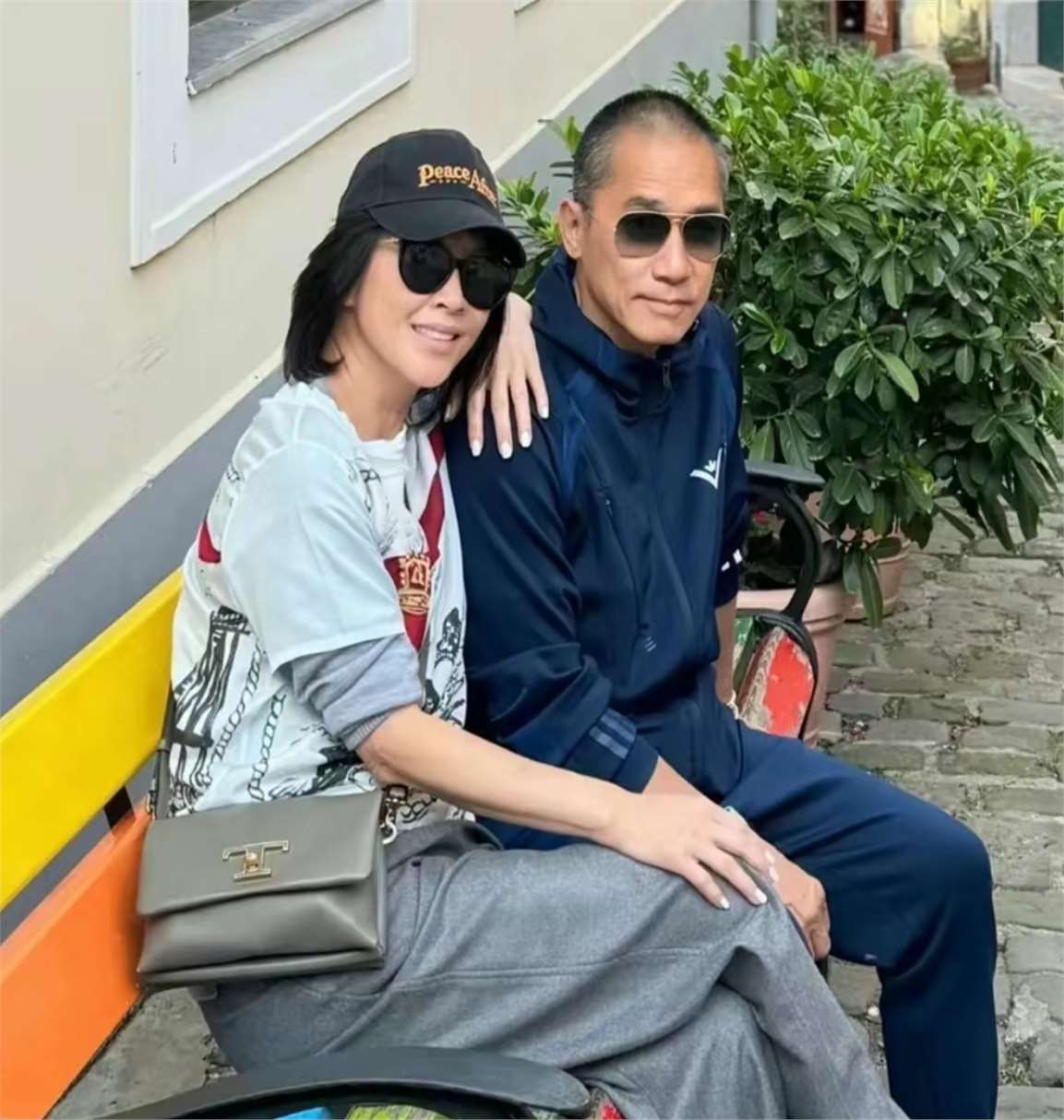 刘嘉玲与62岁老公度假,梁朝伟头发白了一半,背影干巴瘦腿超细