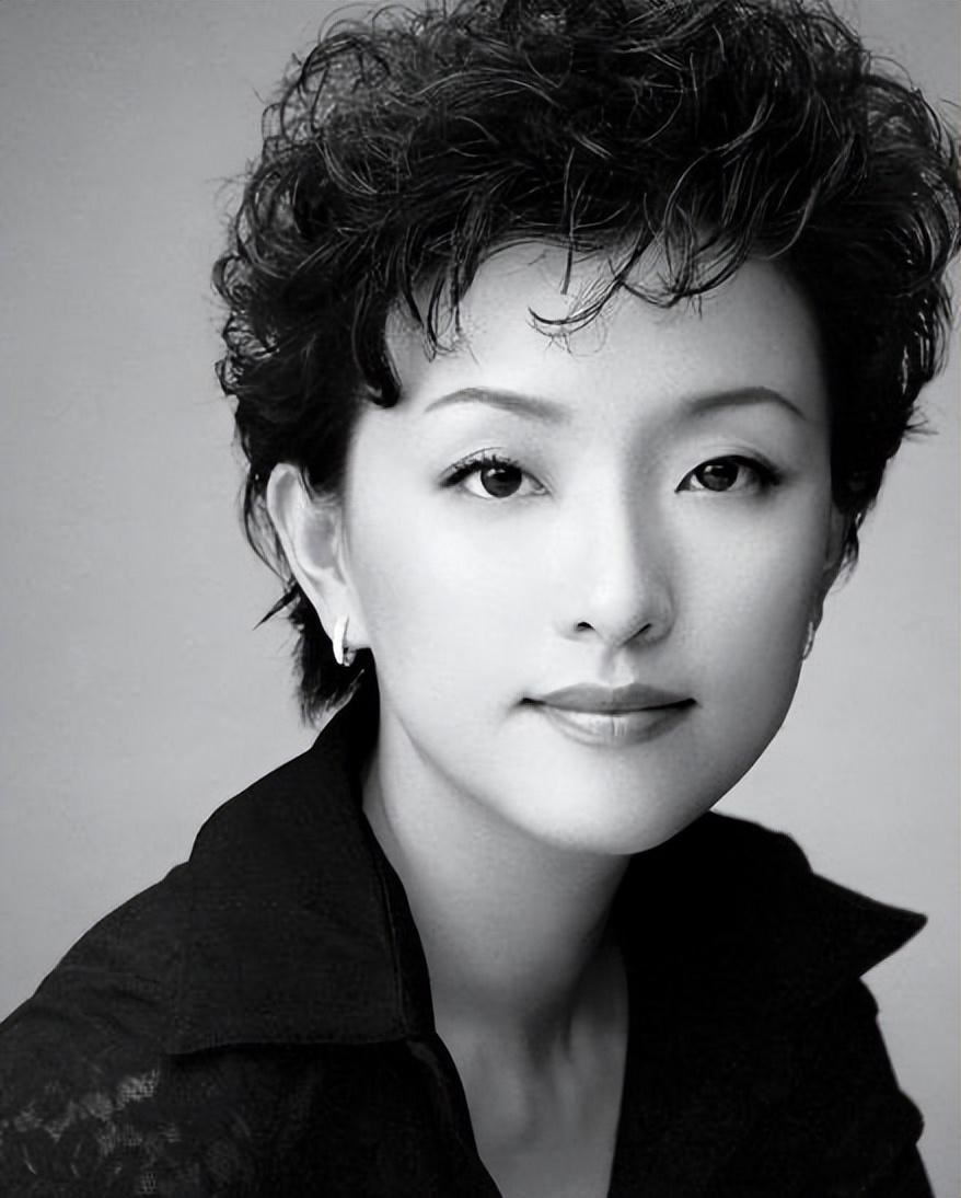 杨澜:26岁辞职央视,27岁嫁富豪老公,再没有比家庭更重要