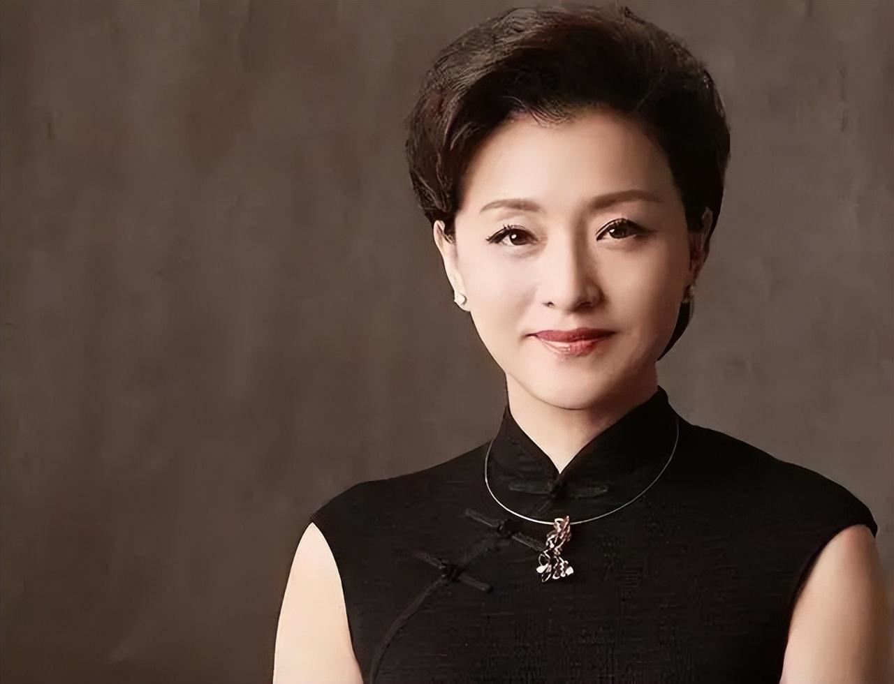 杨澜:26岁辞职央视,27岁嫁富豪老公,再没有比家庭更重要