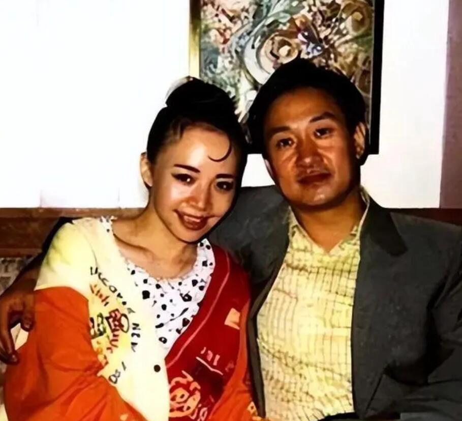 宋丹丹祖孙三代被偶遇,2岁孙子光脚跑,69岁赵玉吉贴心又时髦!