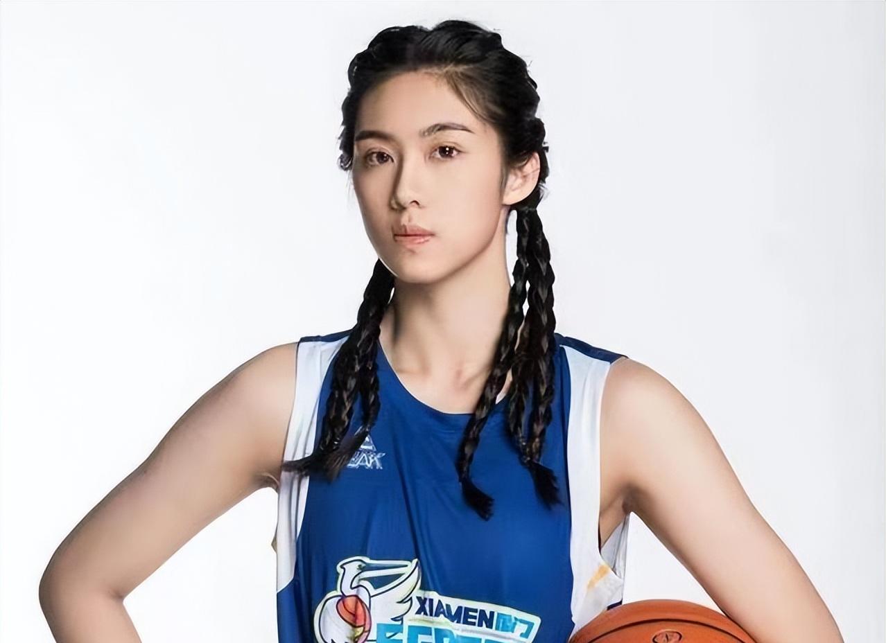190cm女篮卓识美照,颜值高身材傲人,网友:比李梦漂亮