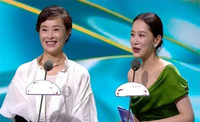 海清与吴越白玉兰同框,一个自然老去一个医美明显,生动演绎差别