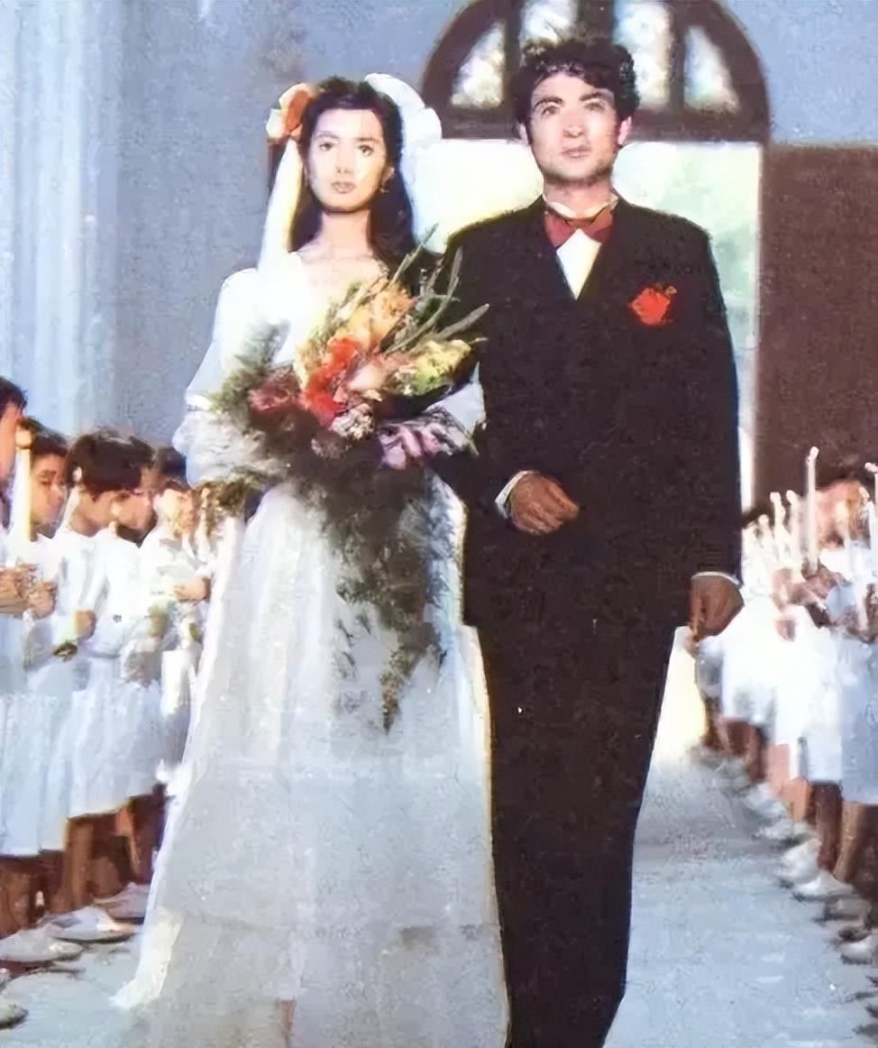 演员李芸与前夫离婚后,再婚嫁小提琴家为妻,儿女双全乐融融