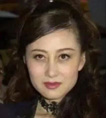 李连杰晒妻子近照,62岁利智衰老不敢认,前妻黄秋燕却仍然美艳