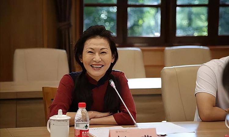 山东女首富赵燕:20元的东西卖到5000元,身价555亿