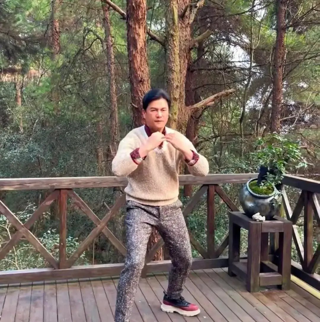 吕良伟虚岁70,硬朗身形,双目有神,绝对是运动养生的楷模!