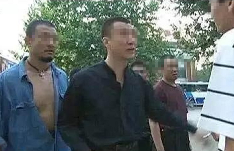 故事:重庆黑道教父王平,烧杀抢掠牟利近1000万,携款潜逃海外18年