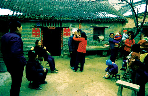 1983年,我在钢厂费力帮妻子寻得岗位,她却天天喷香水和厂长出差