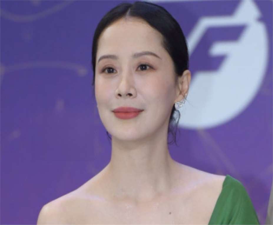 海清与吴越白玉兰同框,一个自然老去一个医美明显,生动演绎差别